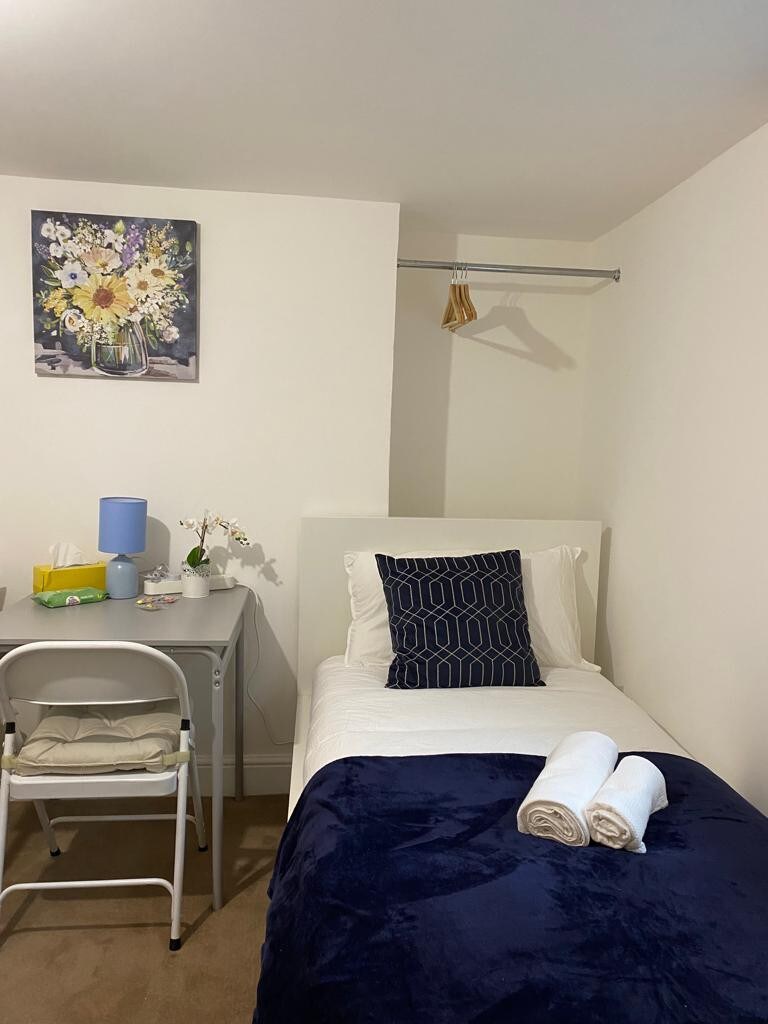 Private Triple Bedroom in Camden Town (C6)