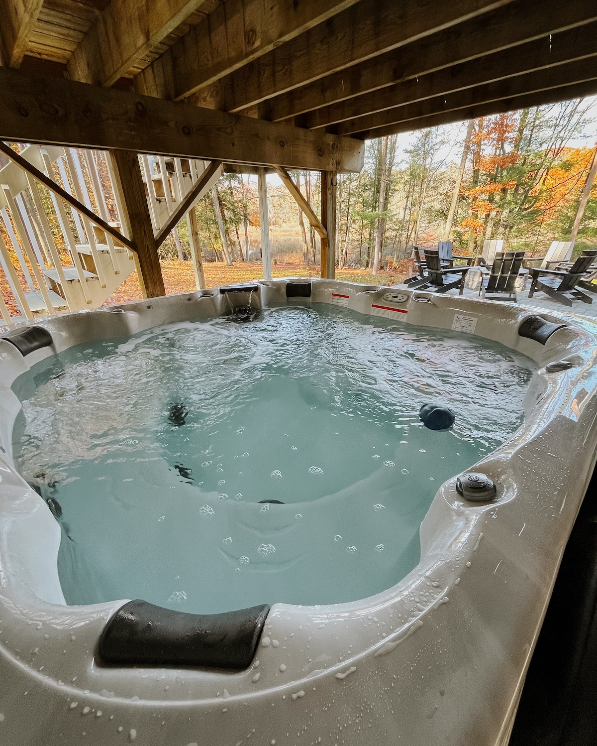 Kayaks, hot tub, game room, fire pit!