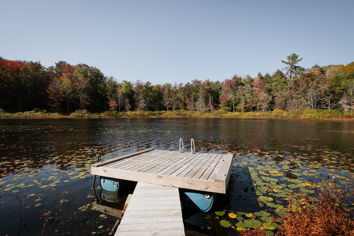 Kayaks, hot tub, game room, fire pit!