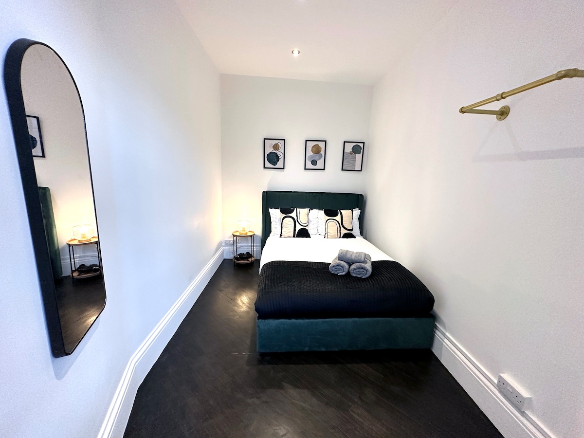 Modern Flat Steps Away from Bustling Hoxton Square