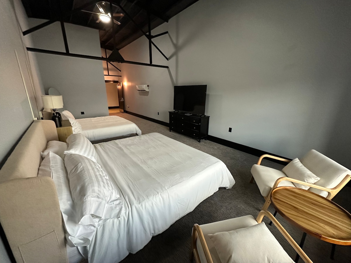 Little Brick Inn: Route 66 2 King Beds Suite 43