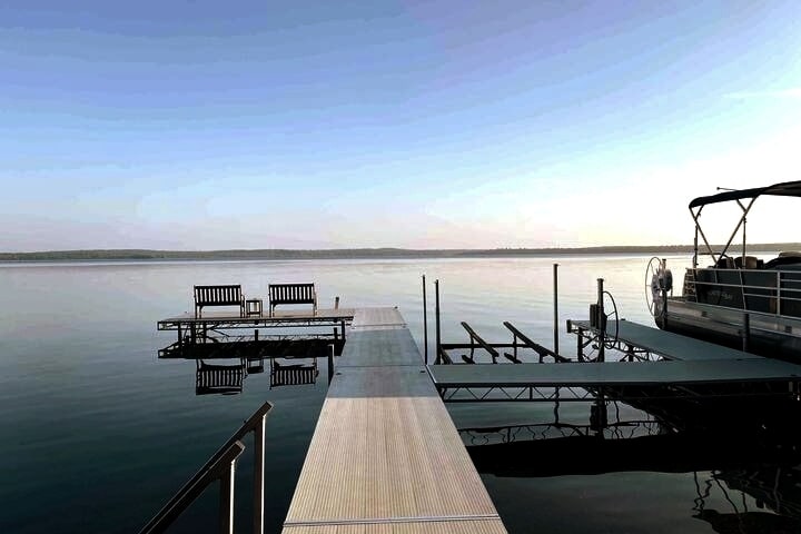 Fun Peaceful Log Retreat w/stunning Lakeside View!