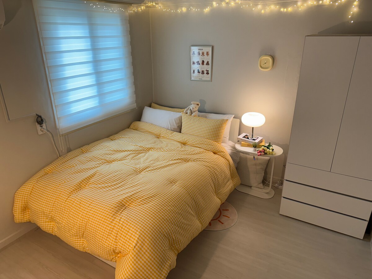 Cozy bedroom close to subway