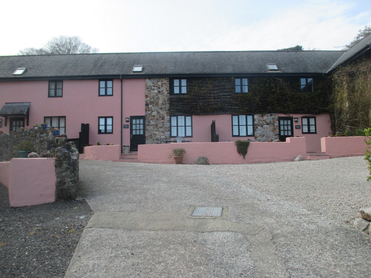 Plum Tree Cottage - Courtyard 2 Bedroom Cottage