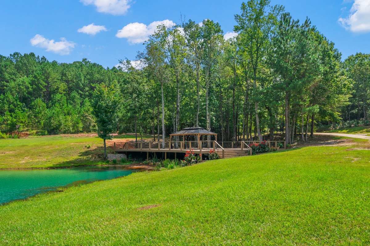 Private 30-Acre Family Retreat W/Pond & Firepit!