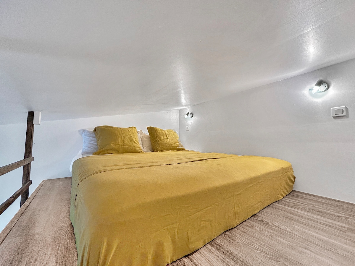 4号加大双人床和空调舒适客房
