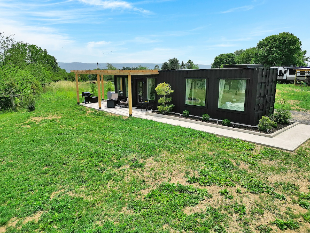 Charming Container Getaway Amidst Rural Serenity