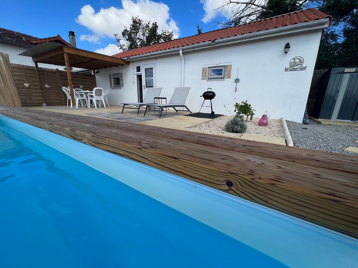 带泳池的舒适法国乡村小屋。