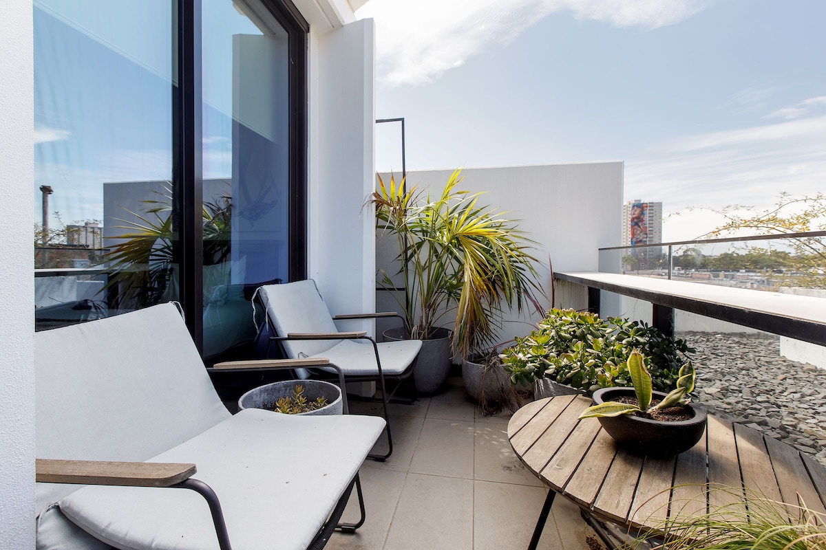 The Inner Circle—Serene Balcony Abode on Cambridge