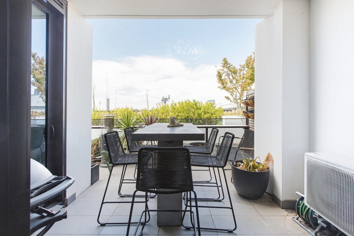 The Inner Circle—Serene Balcony Abode on Cambridge