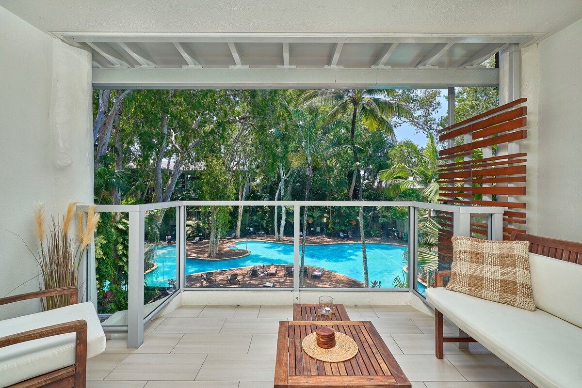 Luxury 2 Bed Palm Cove Unit, Pool & Ocean Views