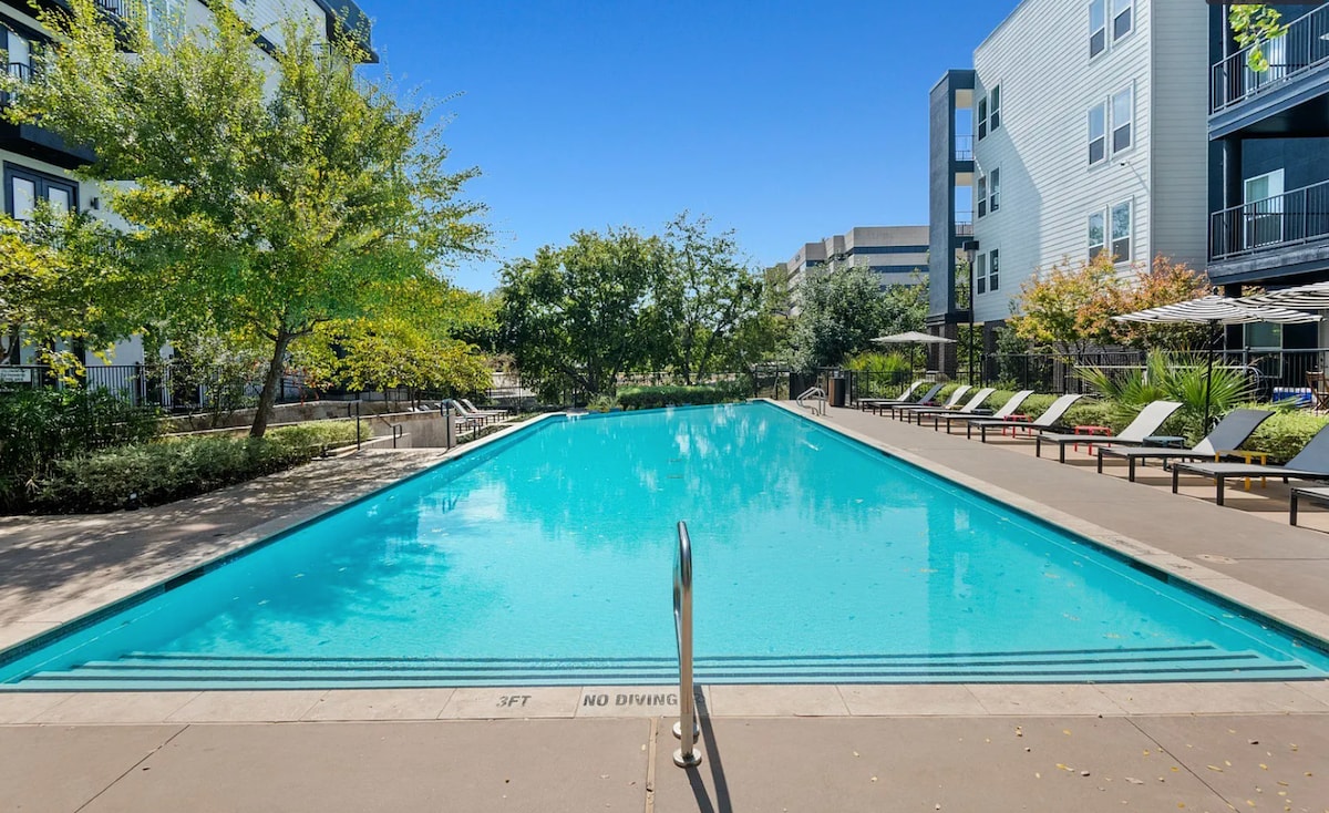 Modern Apartment American Airlines Center w/ Pool