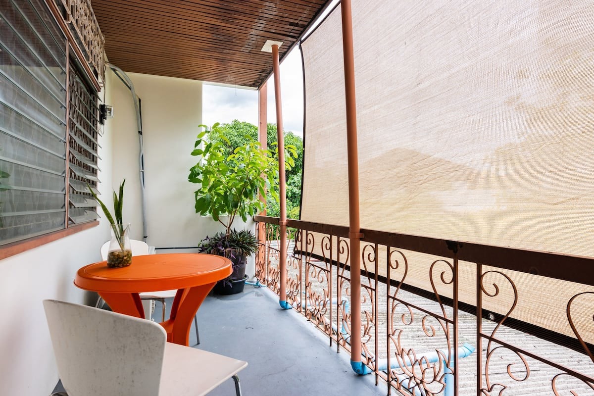宁静的私人标准双人床阳台客房配有无线网络、空调