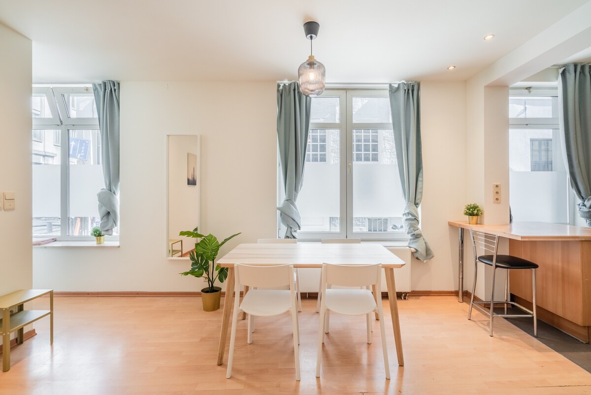 Bright 1BR Apartment near Grote Markt & Cathedral