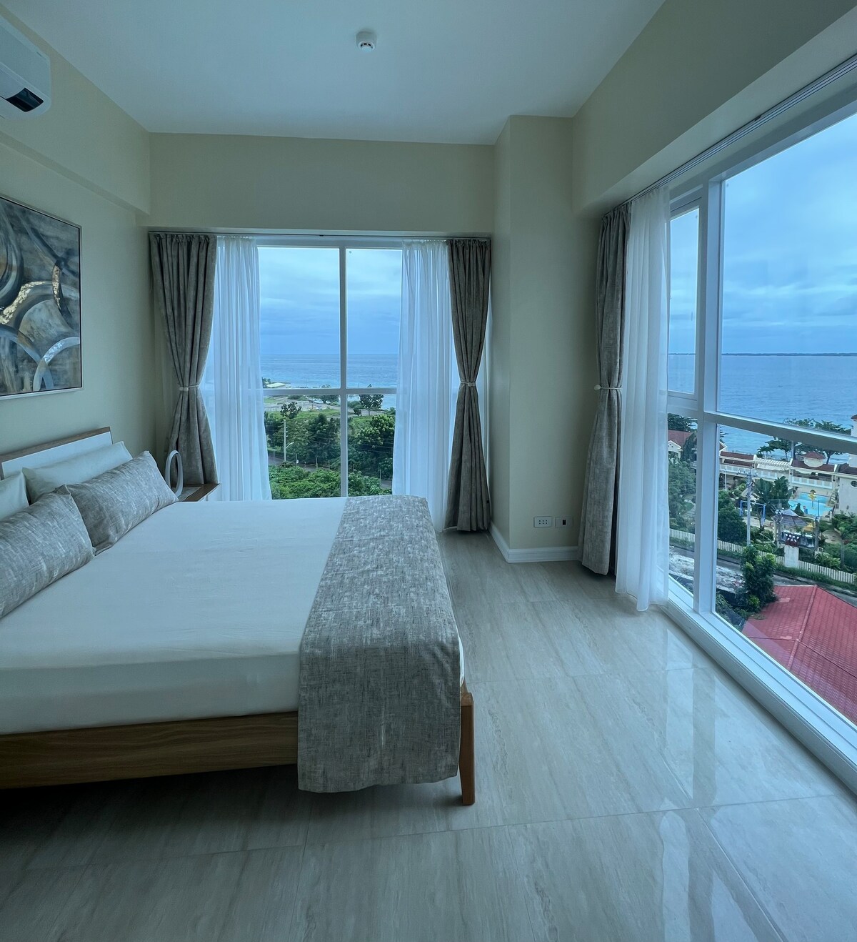 Ocean-view 1BR Corner-Suite in La Mirada