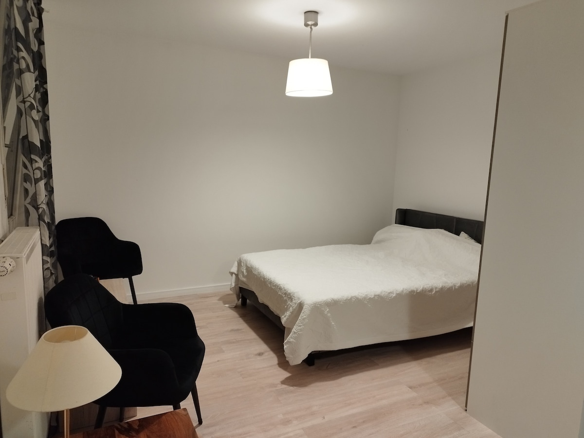 Neu renoviert Zimmer und kostenlose Parkplätze