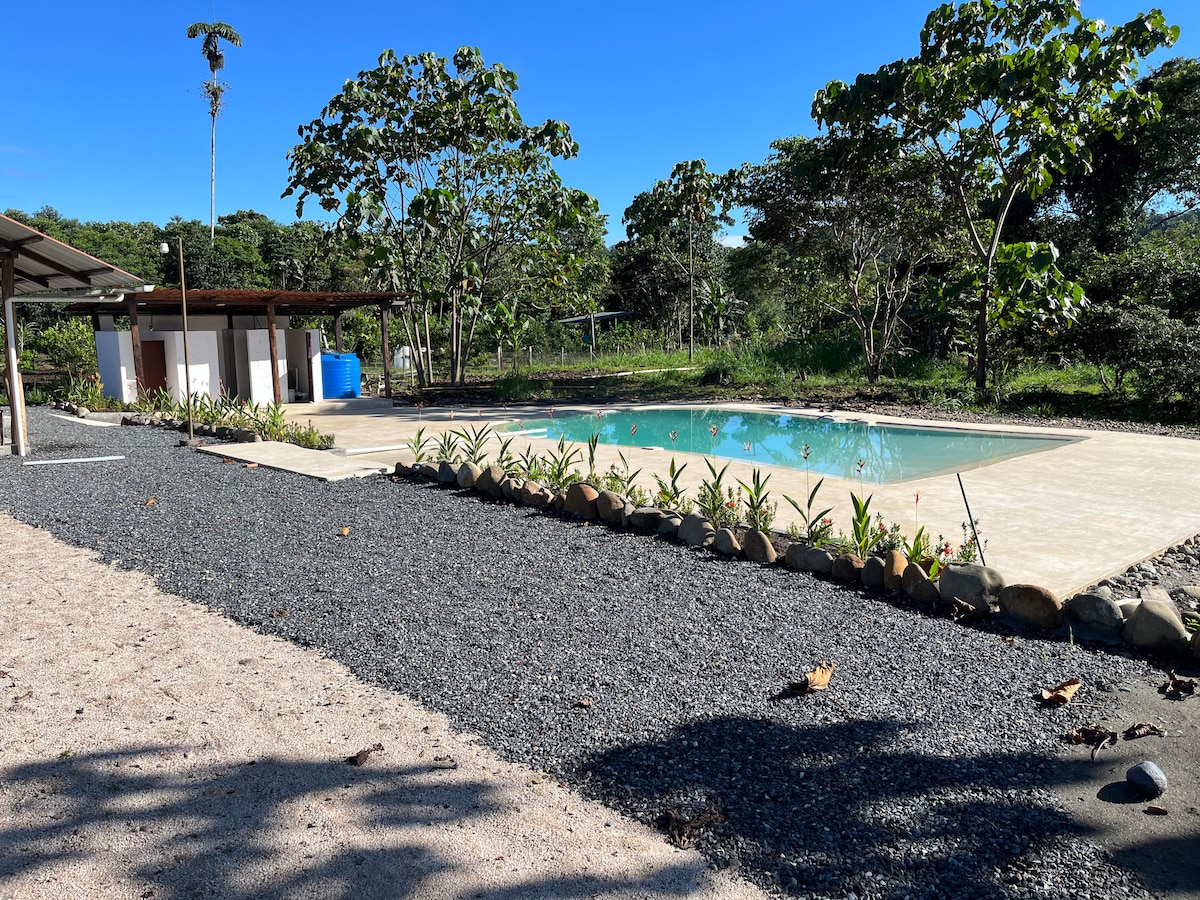 Alojamiento cabaña Puyo Pomona con piscina y rio