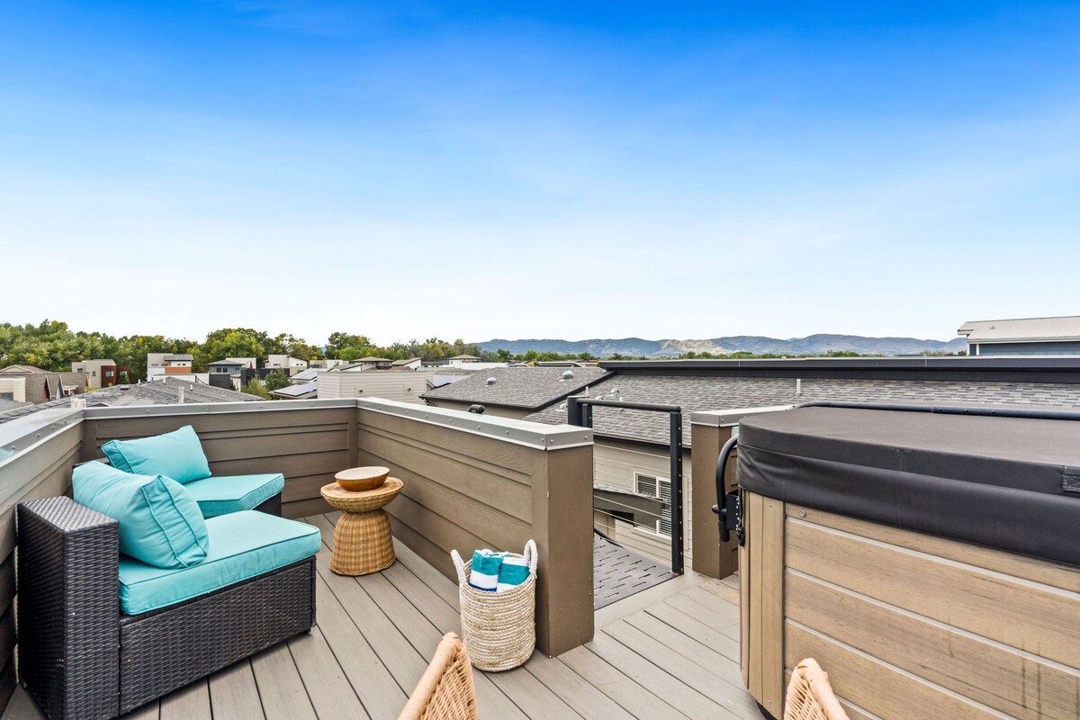 Roof Deck w/ Hot Tub in Old Town North