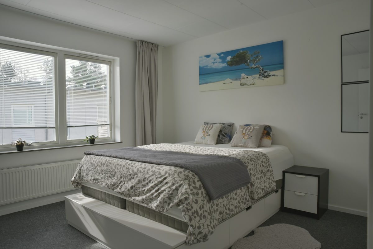 Cozy Bedroom in Bergsjön 2/2
