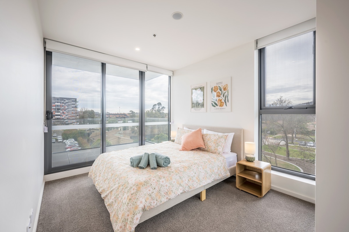 @Spacious & Sunny 2BR in Canberra CBD w 2 Parkings
