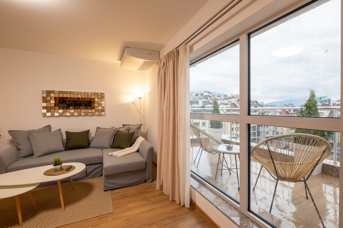 “Golden Horn” Apt, Extra Large Terrace