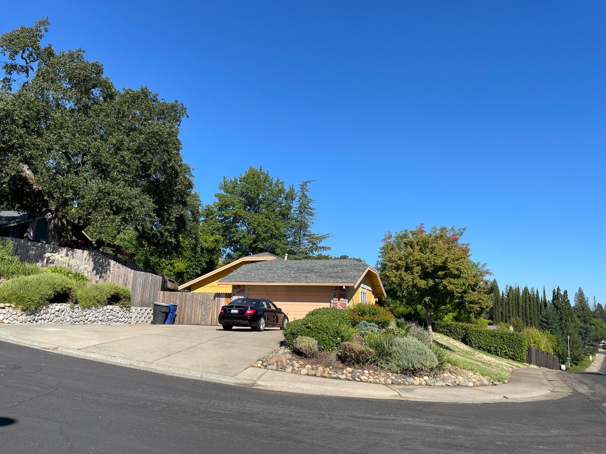 Cozy 5BR Ranch Home in Quiet Folsom Neighborhood