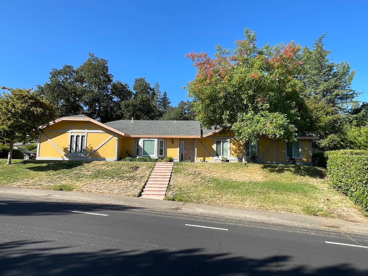 Cozy 5BR Ranch Home in Quiet Folsom Neighborhood