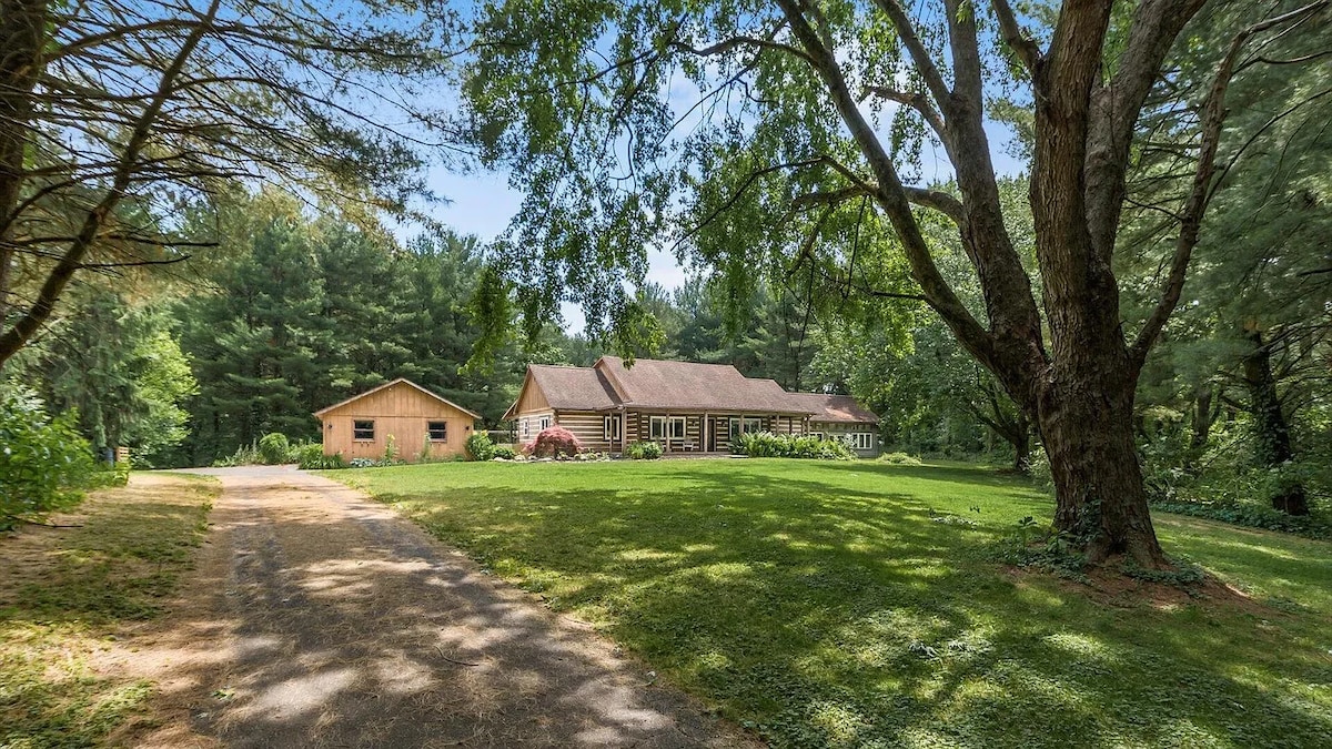 Serenity on Seven Acres - Luxurious Log Cabin
