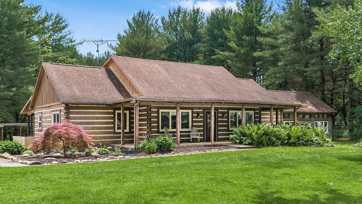 Serenity on Seven Acres - Luxurious Log Cabin