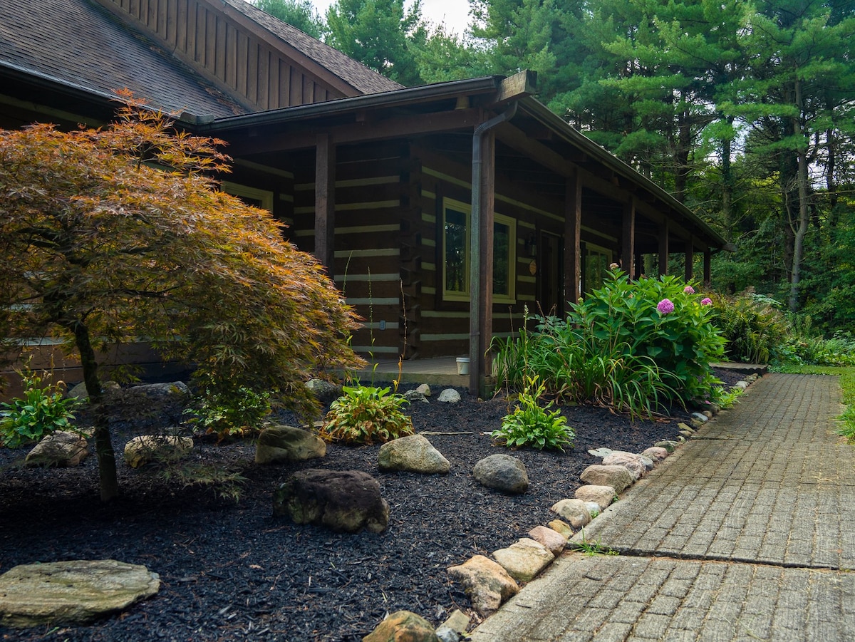 Serenity on Seven Acres - Luxurious Log Cabin