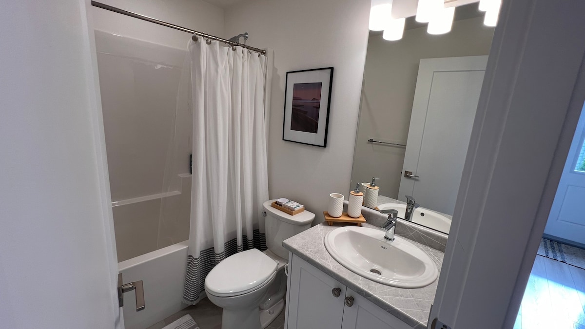 Modern 2BR Guest Suite - 5 min from Royal Bay