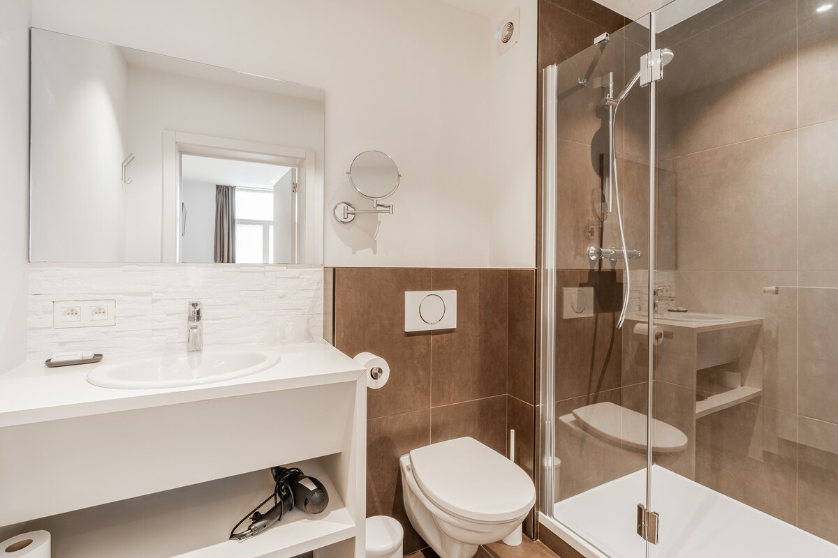 Room with private bathroom near city center