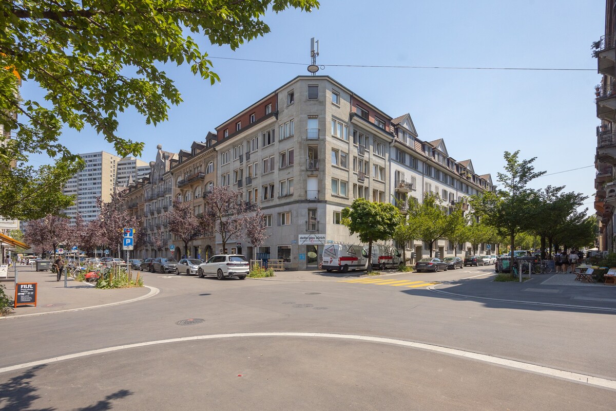 Urban Oasis with Queen Bed and View (BE-49)