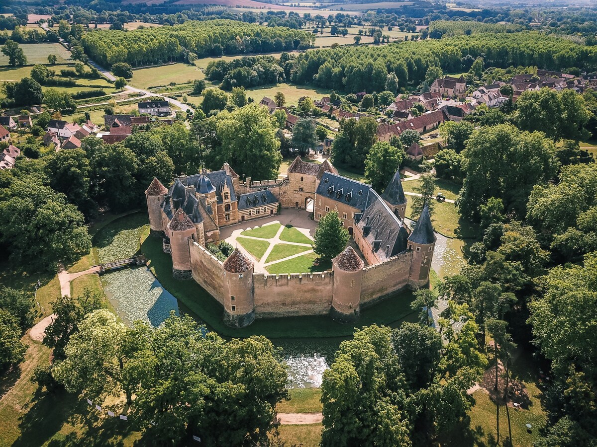 Château d'Ainay-le-Vieil - Chambre des Remparts