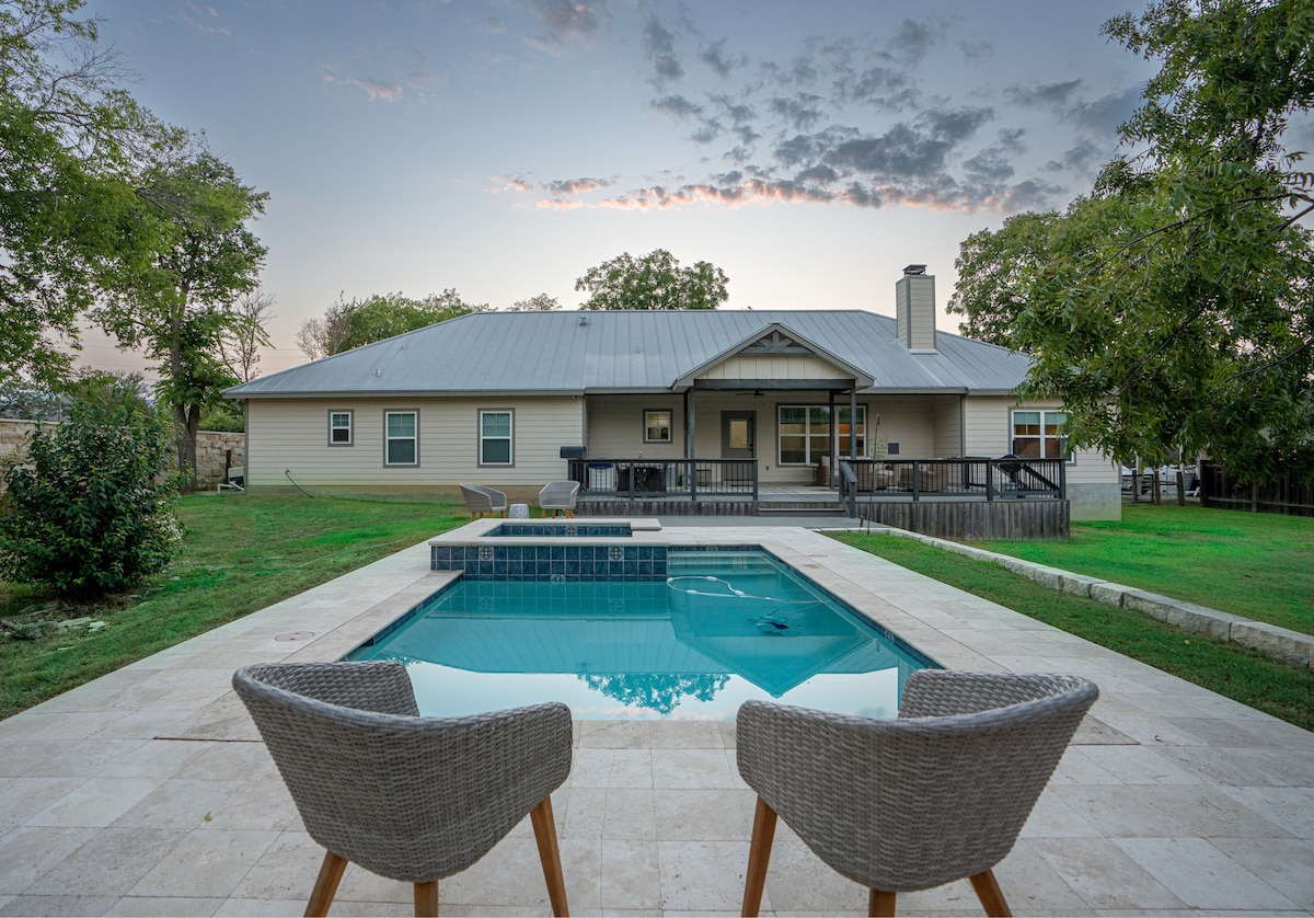 Sprawling 4 BR on .5 acre w/ Pool Downtown Boerne