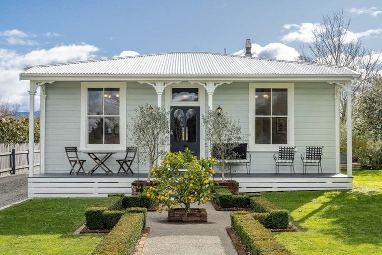 Historic Charm in Greytown - Serene Kowhai Cottage