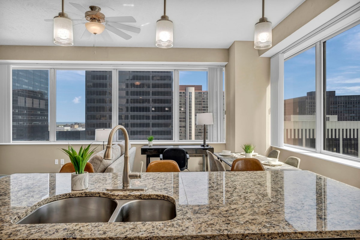 11th Floor Luxury SkySuite Corner Unit w/ VIEWS!