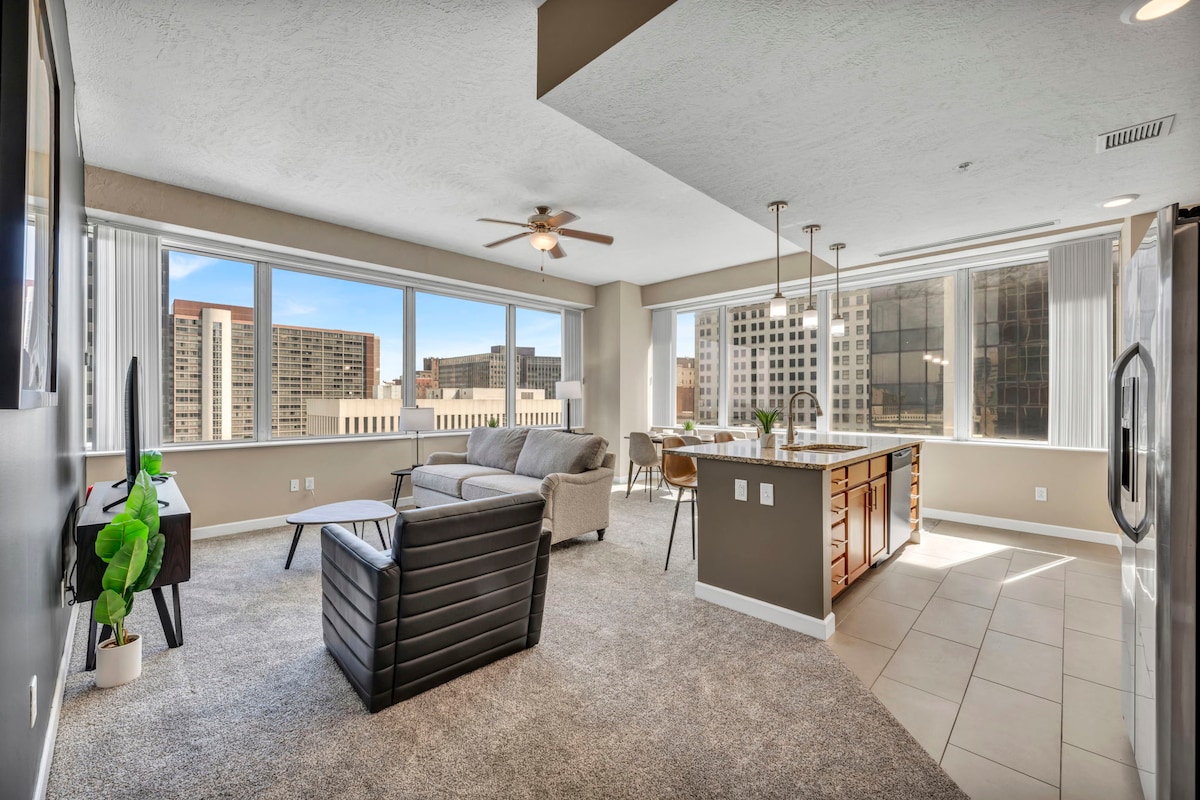 11th Floor Luxury SkySuite Corner Unit w/ VIEWS!