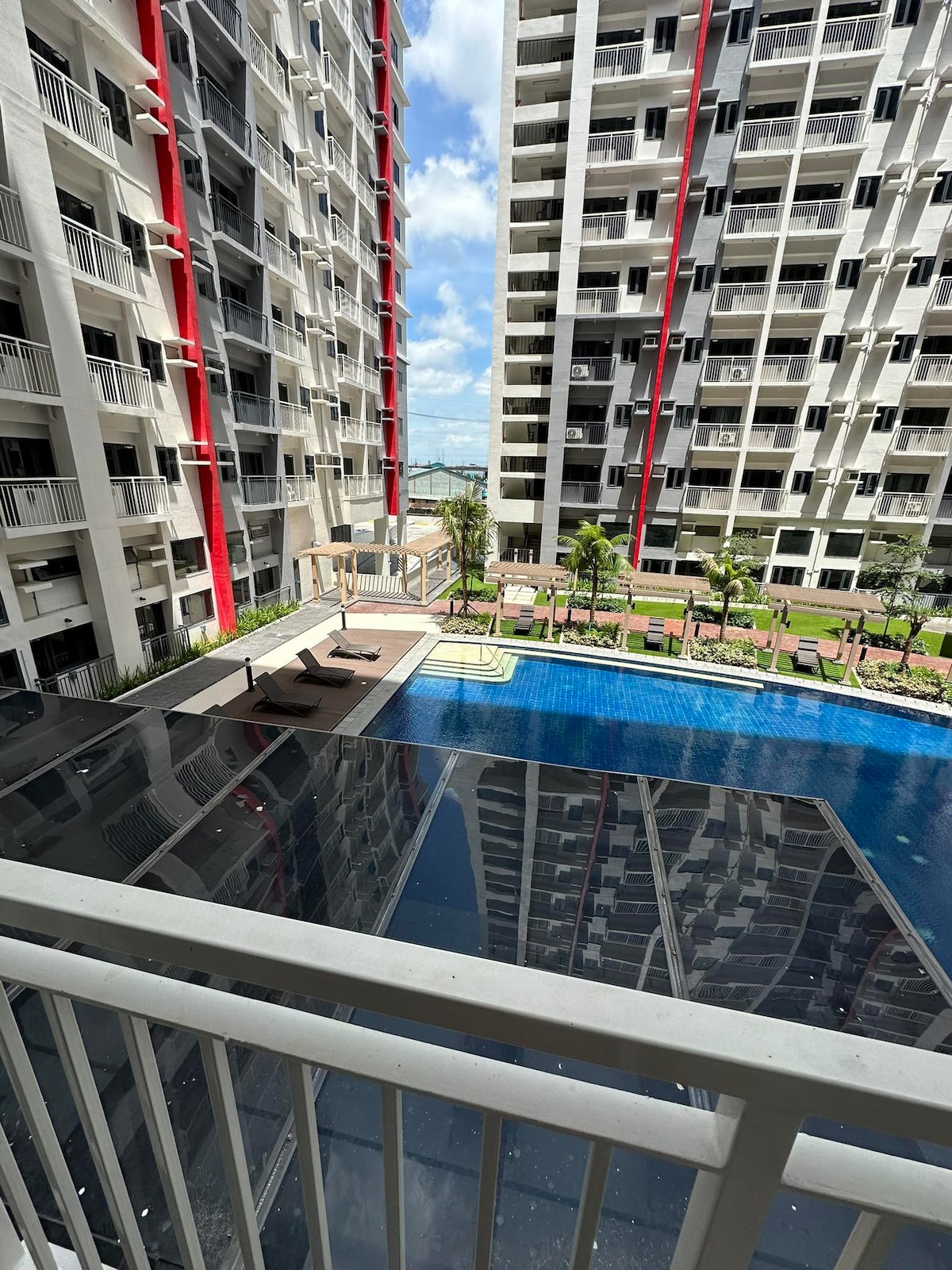 2BR near Airport w/pool, laundry, Netflix, balcony