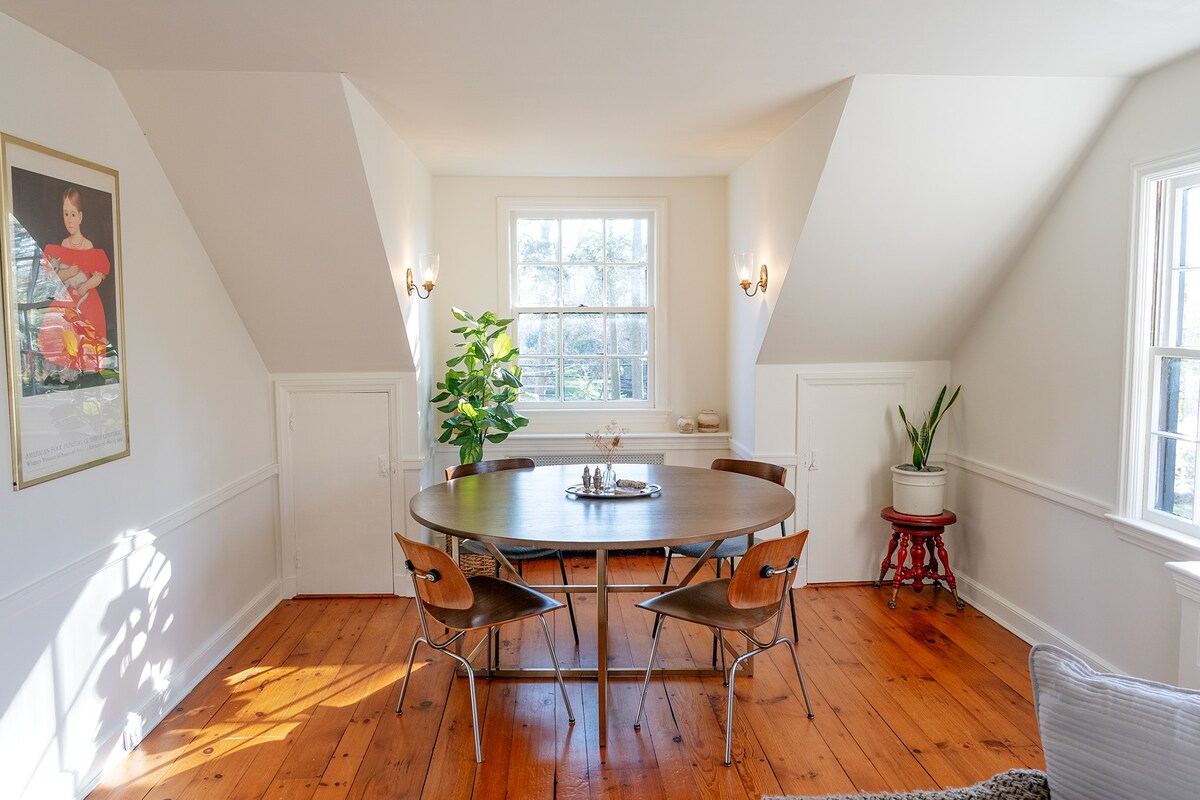 Light-filled Guest Cottage in Bedford Village