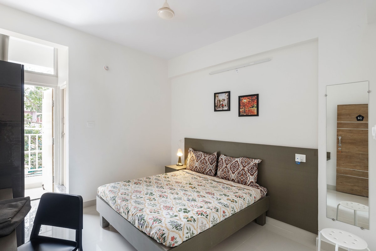 53: Minimalist Private Room; 2KM to Marathahalli