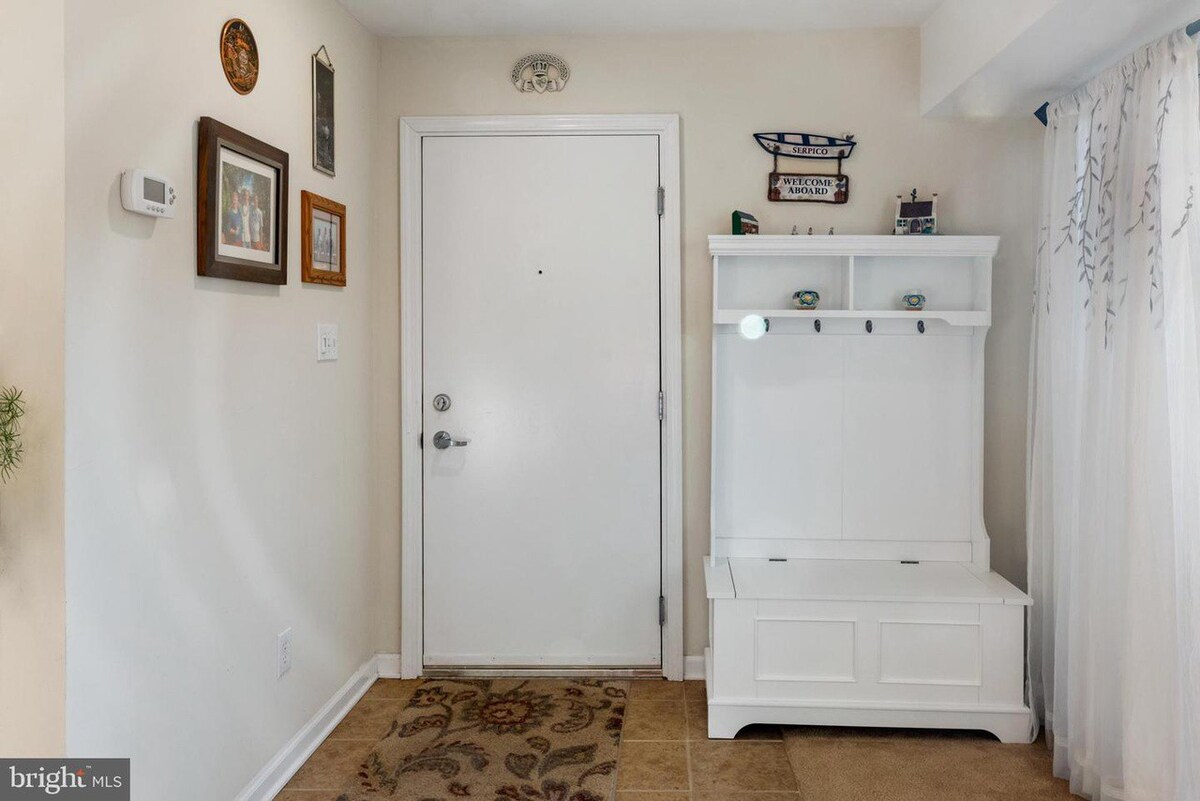 Bedroom on Spa Creek community-Water Taxi access!