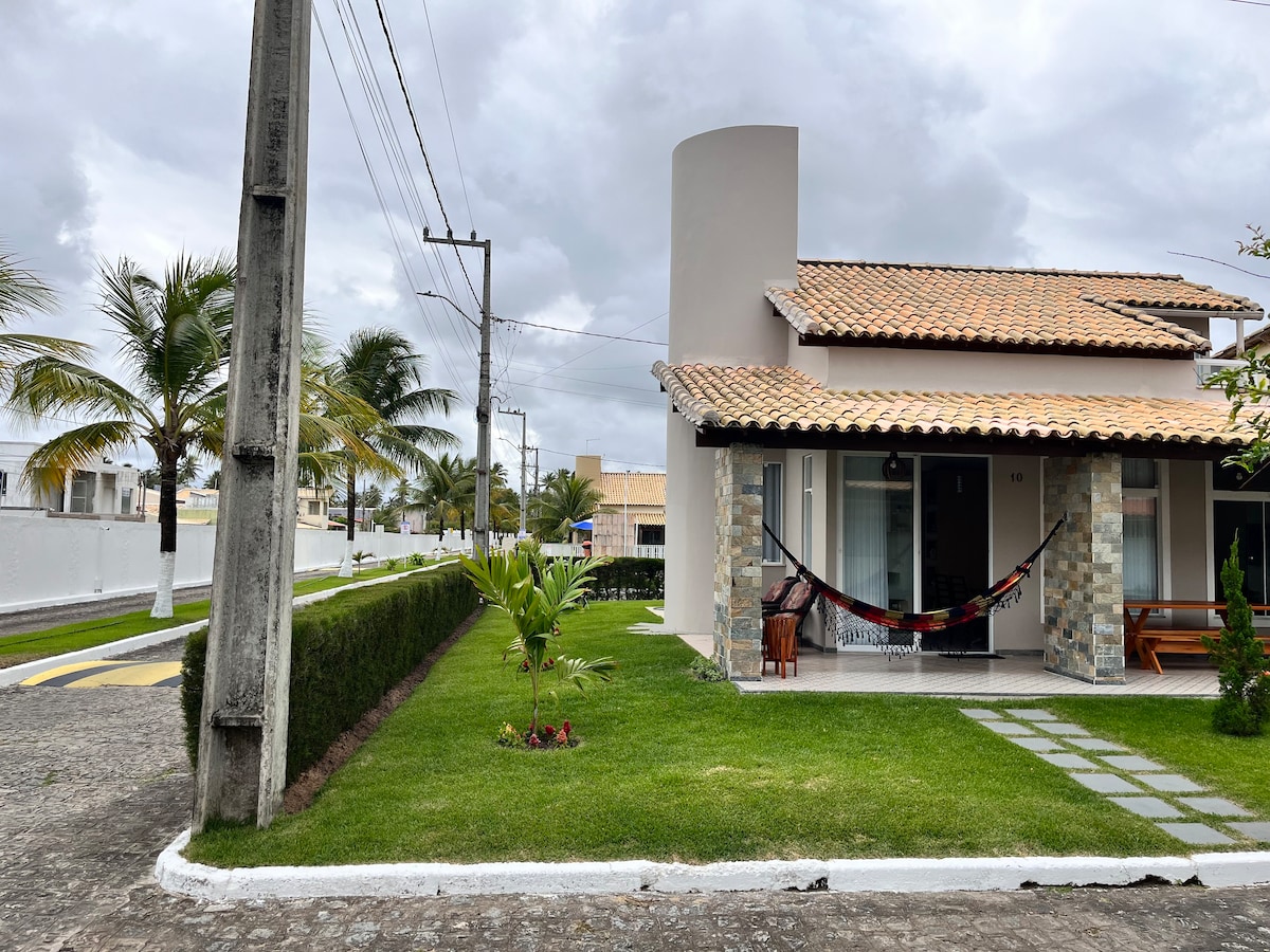 Casa de praia aconchegante condomínio a beira mar.