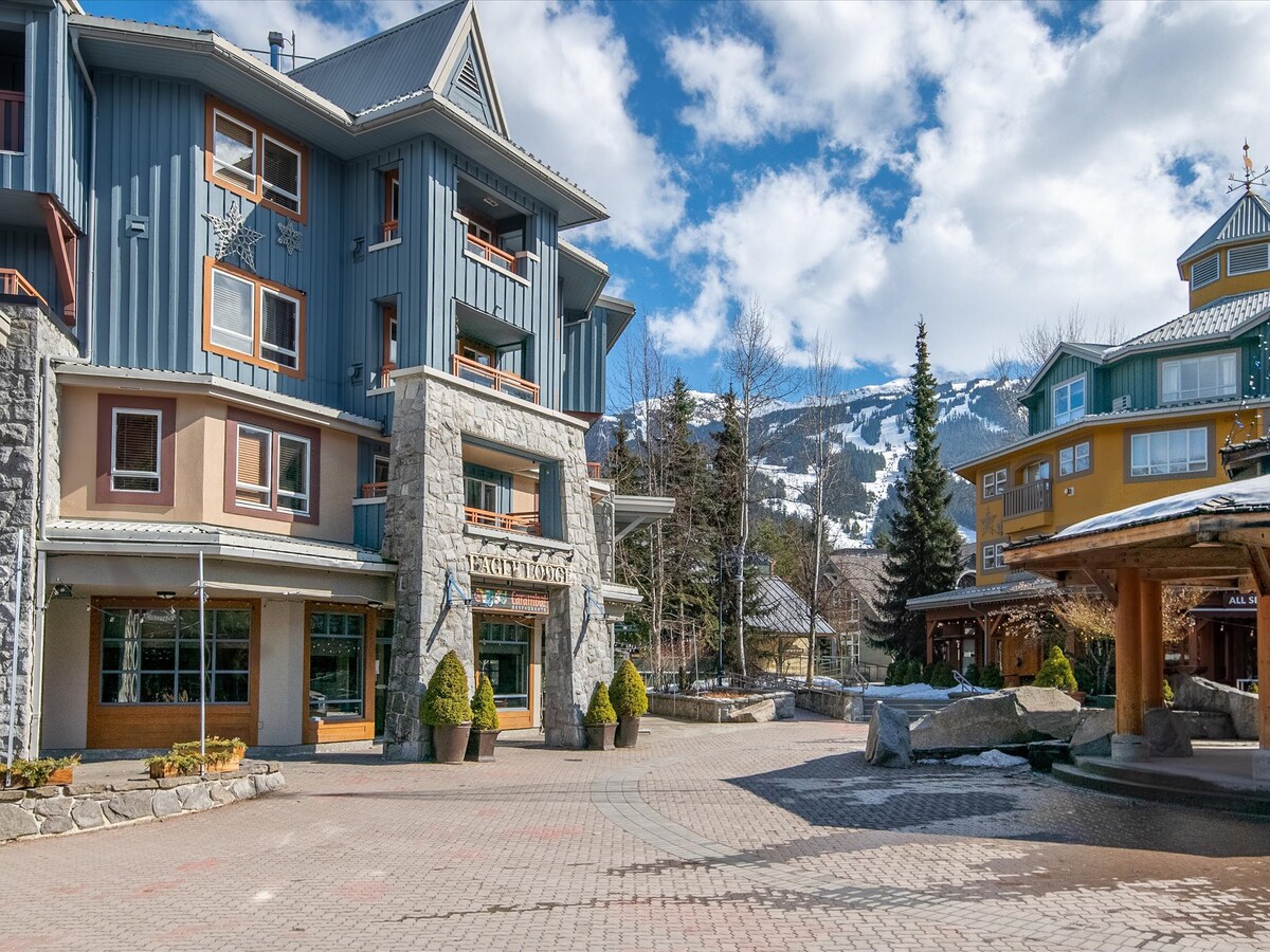 Ski in the Heart of Whistler! free prkng fast wifi