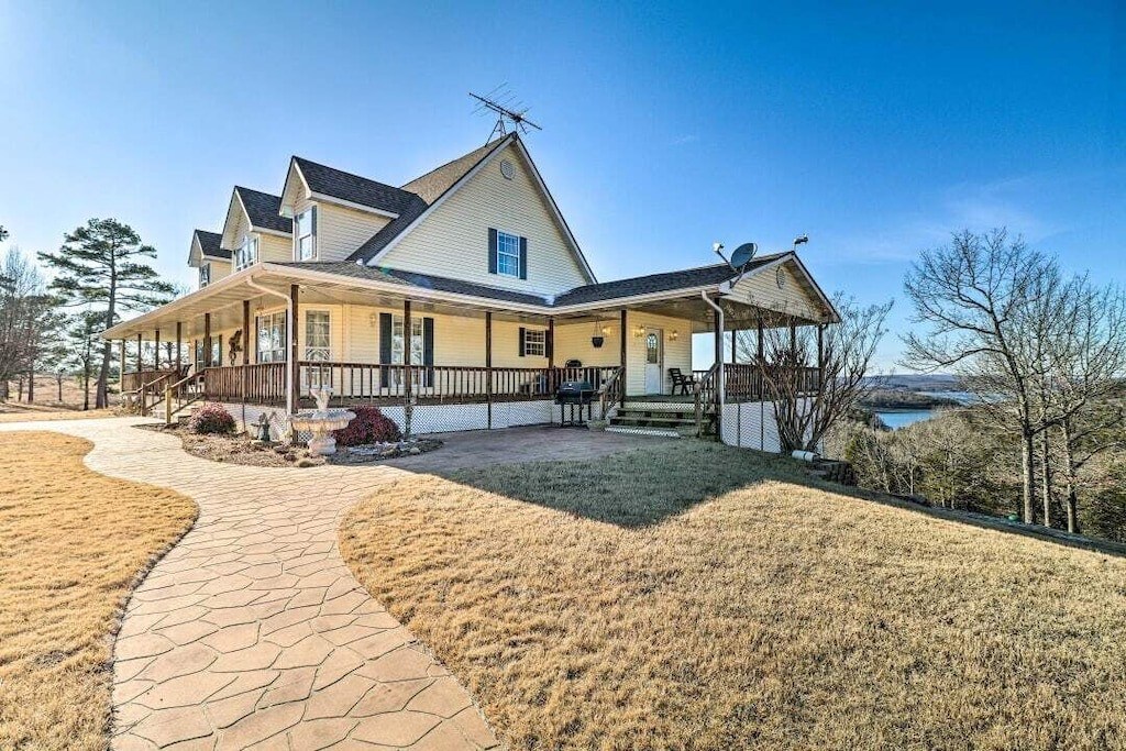 Spacious Home Overlooking Lake 2 miles from river