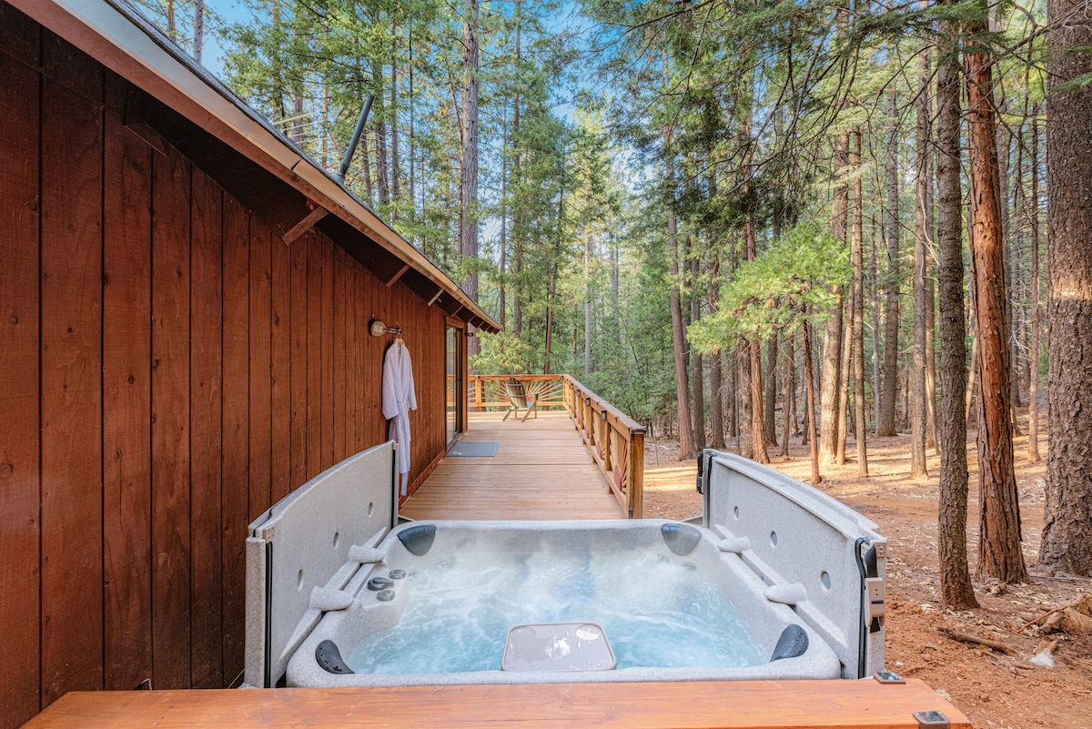 *NEW* Lassen Tree Cabin with Hot Tub