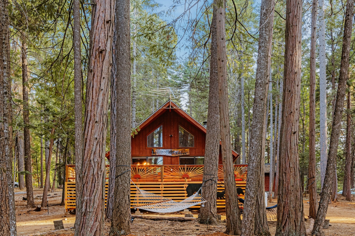 *NEW* Lassen Tree Cabin with Hot Tub