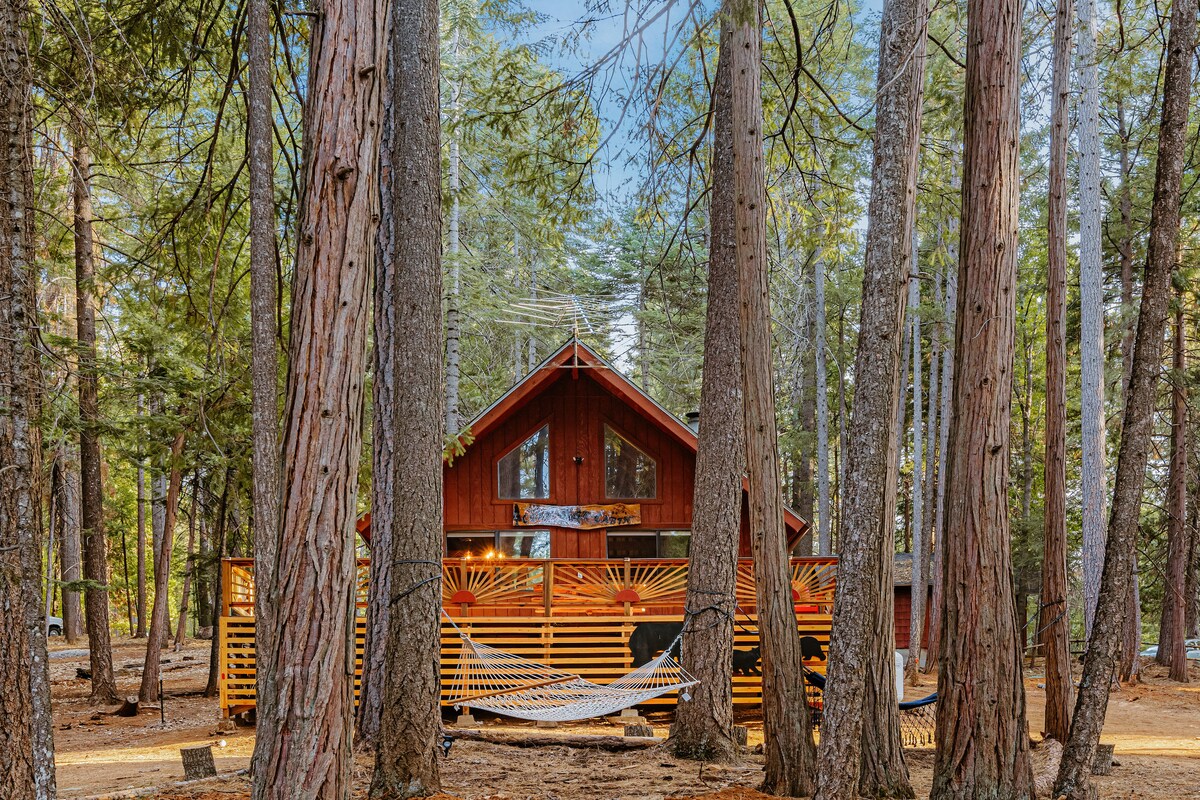 *NEW* Lassen Tree Cabin with Hot Tub