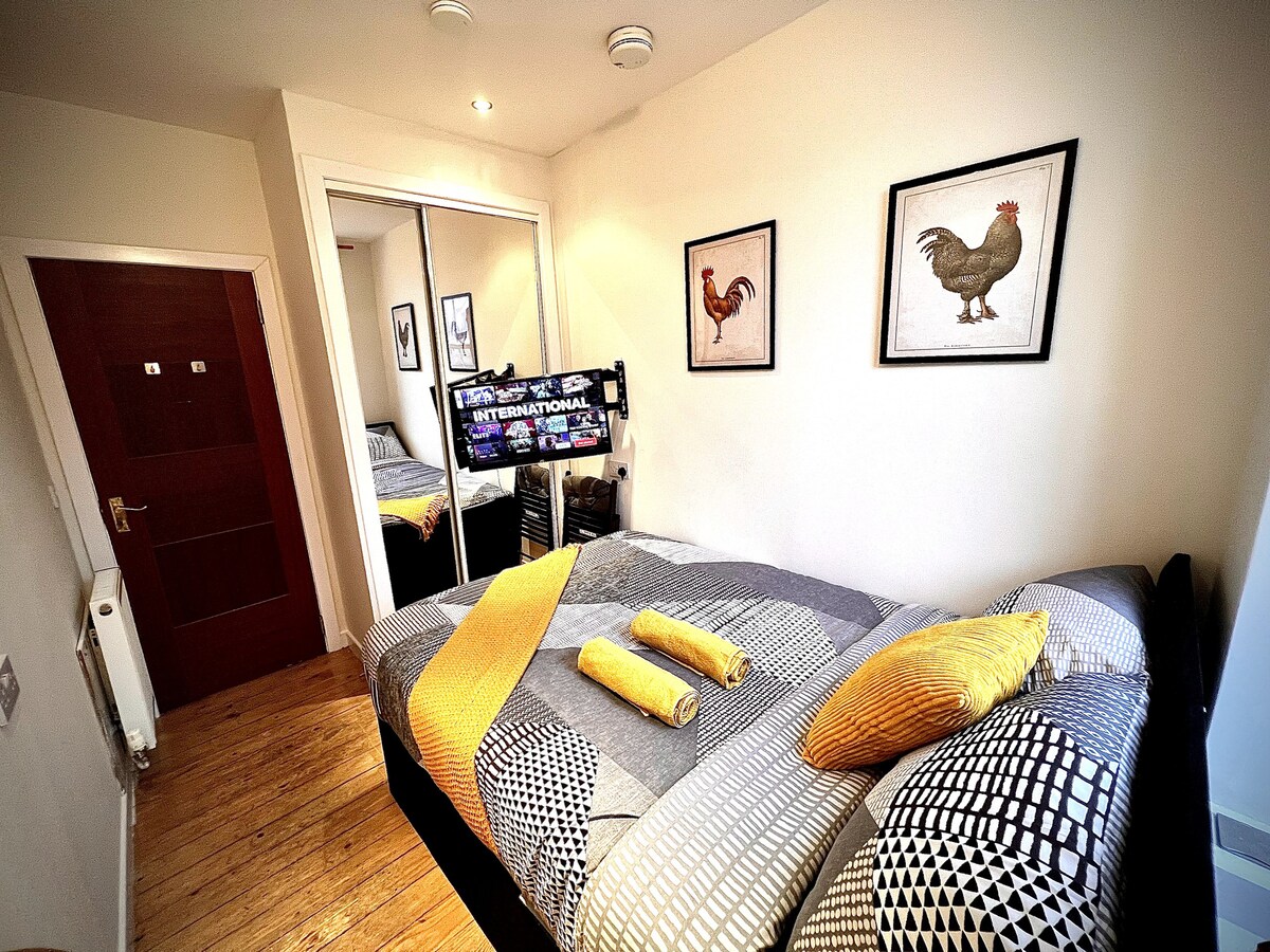Super Central & Cosy Private Room in West End - R8
