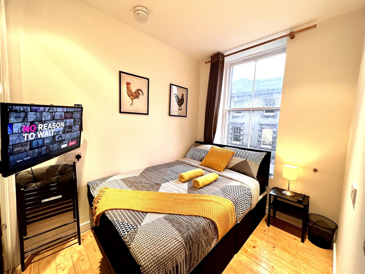 Super Central & Cosy Private Room in West End - R8